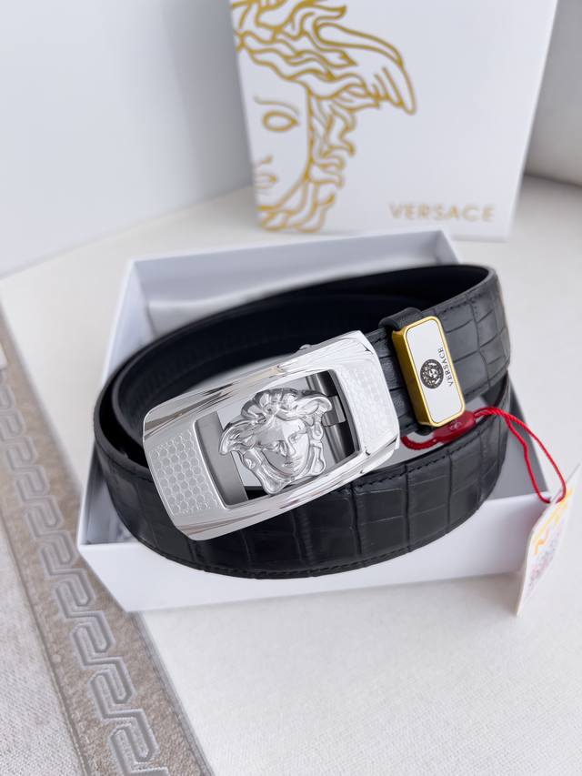 品名：范思哲.Versace.皮带腰带自动皮带 型号：自动带，纯钢材质经典人头自动扣，图片实物拍摄 腰带：百分百头层牛皮，自动带身，保证真皮。24K纯钢扣永不掉
