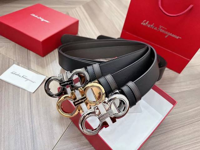 菲拉格慕新款1927年诞生于意大利的奢华时尚品牌,将卓越工艺与独特风格代代相传至今.双面可用精品五金搭配两面头层牛皮长度可以自行裁剪。 太香了