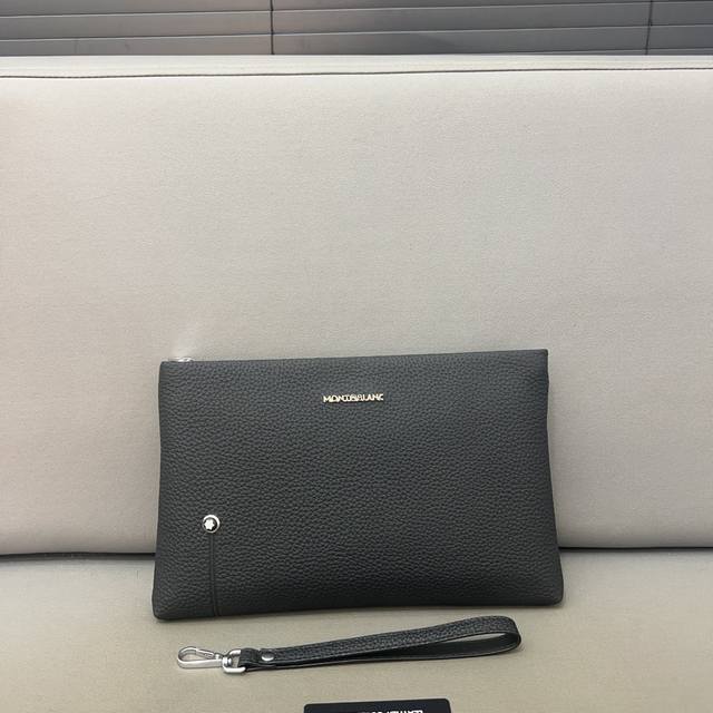 Montblanc 万宝龙 男士植糅牛皮手拿包 采用精湛镶嵌细工,经典百搭 实物拍摄 原厂原版面料 高端品质 配送礼盒防尘袋 27 X 17 Cm。 Montblanc 万宝龙 男士植糅牛皮手拿包 采用精湛镶嵌细工,经典百搭 实物拍摄 原厂原版面料 高端品质 配送礼盒防尘袋 27 X 17 Cm。