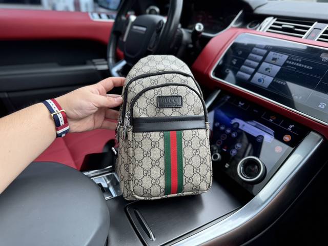 高端货 新款 “ Gucci ”古奇胸包 Duo 古驰老花满印拉链开合 单肩斜挎胸包 男款原厂面料高清五金logo标志、专用里内里。顺滑拉链、油边平滑、做工精致 高端货 新款 “ Gucci ”古奇胸包 Duo 古驰老花满印拉链开合 单肩斜挎胸包 男款原厂面料高清五金logo标志、专用里内里。顺滑拉链、油边平滑、做工精致