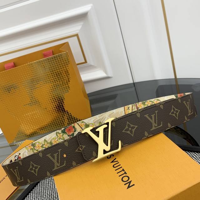 Lv 路易威登 新品 正品对版 宽度40Mm 2024 早秋男装系列跟随丹迪水手的步伐开启一场环球之旅。此款 Lv Tag 双面腰带将冲浪风格图案铺陈于一面，唤