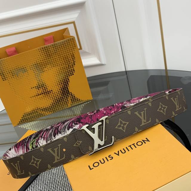 Lv 路易威登 新品 正品对版 宽度40Mm 2024 早秋男装系列跟随丹迪水手的步伐开启一场环球之旅。此款 Lv Tag 双面腰带将冲浪风格图案铺陈于一面，唤