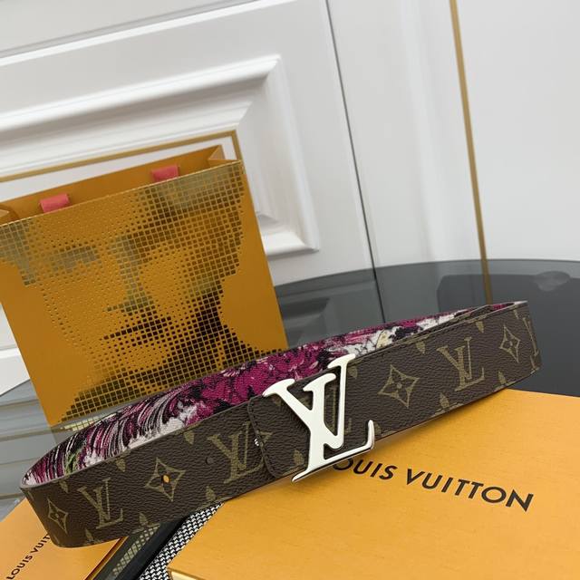 Lv 路易威登 新品 正品对版 宽度40Mm 2024 早秋男装系列跟随丹迪水手的步伐开启一场环球之旅。此款 Lv Tag 双面腰带将冲浪风格图案铺陈于一面，唤