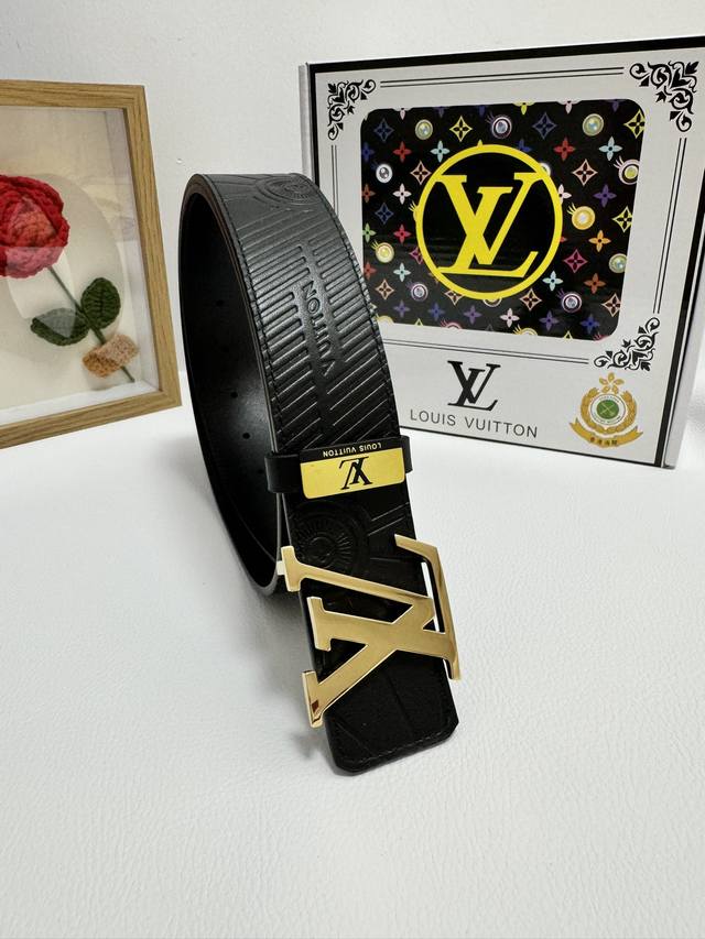 品名：Lv..路易..威登 材质：原单牛皮腰带 百分百头层牛皮腰带保证真皮，24K纯钢扣，专柜原单品质、做工精细，时尚大牌，送人自用首选 包装： 请认准如图专柜