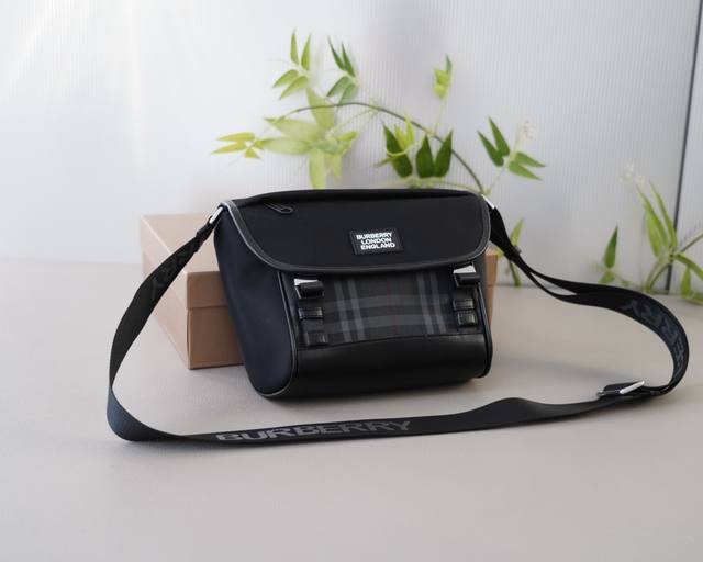 巴宝莉 官网同步 高版本 单肩斜挎背包 经典不过时之作 原单布料材质 手感细腻 深度防水耐磨 非市面普通货 低调奢华 完全不浮夸的款式 日常又时髦 配全套包装礼