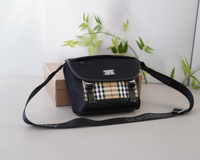 巴宝莉 官网同步 高版本 单肩斜挎背包 经典不过时之作 原单布料材质 手感细腻 深度防水耐磨 非市面普通货 低调奢华 完全不浮夸的款式 日常又时髦 配全套包装礼