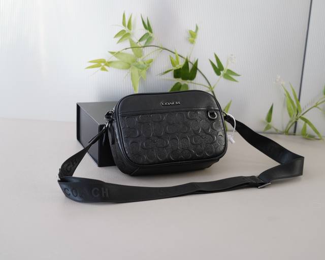 蔻驰 官网同步 高版本 斜挎单肩背包 永恒不过时的标志性产品 纯原单牛皮 顶级五金制作 非市面普通版本 今年coach最爱的款 全部实拍 实用性非常高 完全不用