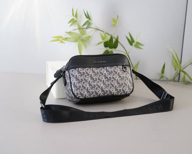 蔻驰 官网同步 高版本 斜挎单肩背包 永恒不过时的标志性产品 纯原单牛皮 顶级五金制作 非市面普通版本 今年coach最爱的款 全部实拍 实用性非常高 完全不用
