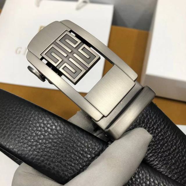 品牌:纪梵希 新款自动皮带 等级:头层牛皮 不要拿市场便宜皮版和我们比.不是一个档次.识货来 新款开模。带宽3.5厘米.油边精致 电脑车线 上身效果超好、长度可 品牌:纪梵希 新款自动皮带 等级:头层牛皮 不要拿市场便宜皮版和我们比.不是一个档次.识货来 新款开模。带宽3.5厘米.油边精致 电脑车线 上身效果超好、长度可