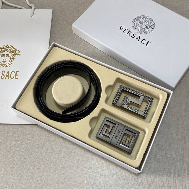 Versace精品款 ☆双扣礼盒套装 含礼盒 专柜有售 范思哲专柜在售正品 此款采用头层牛皮制作 走线油边细致 正品开模 搭配广州原版扣 经久耐用、3.8Cm规