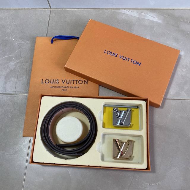 Lv路易威登 精品款 ☆双扣礼盒套装 含礼盒 专柜有售 Lv路易威登专柜在售正品 此款采用头层牛皮制作 油边细致、☆正品开模 搭配广州原版扣五金 3.8Cm规格 Lv路易威登 精品款 ☆双扣礼盒套装 含礼盒 专柜有售 Lv路易威登专柜在售正品 此款采用头层牛皮制作 油边细致、☆正品开模 搭配广州原版扣五金 3.8Cm规格
