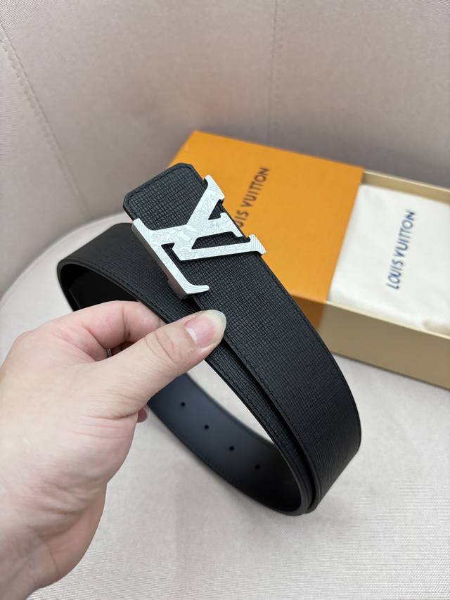 L0Uis Vuitt0N Lv 男士专柜品质腰带 宽度40Mm 配置精品扣 双面进口头层牛皮设计 皮质柔软 手感细腻舒适 L0Uis Vuitt0N Lv 男士专柜品质腰带 宽度40Mm 配置精品扣 双面进口头层牛皮设计 皮质柔软 手感细腻舒适