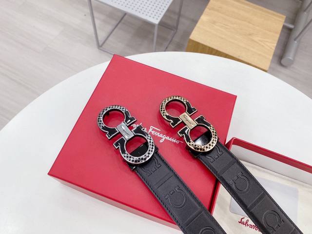 如果有一款腰带是今年我喜欢的 还是10年前我喜欢的。只有 菲拉格慕 无论是新手还是职场精英都是很好驾驭的一款长短自由剪裁 纯皮制作 宽度3.5厘米。配送礼盒