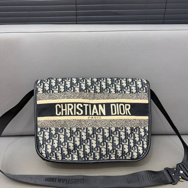Dior 迪奥 Oblique提花布刺绣单肩斜挎包 采用精湛镶嵌细工，经典百搭 实物拍摄 原厂原版面料 配送防尘袋 34 X 25 Cm。