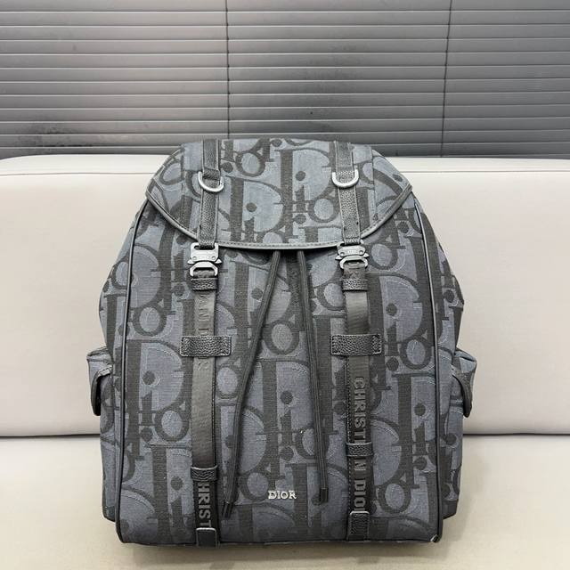 Dior 迪奥 Hit The Road 可调节肩带抽绳开合gravity压花 双肩包 男女大容量背包 书包 采用精湛镶嵌细工 经典百搭 实物拍摄 原厂原版面料 Dior 迪奥 Hit The Road 可调节肩带抽绳开合gravity压花 双肩包 男女大容量背包 书包 采用精湛镶嵌细工 经典百搭 实物拍摄 原厂原版面料