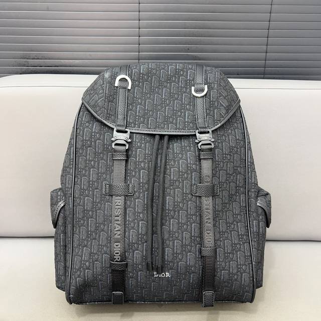 Dior 迪奥 Hit The Road 可调节肩带抽绳开合gravity压花 双肩包 男女大容量背包 书包 采用精湛镶嵌细工 经典百搭 实物拍摄 原厂原版面料