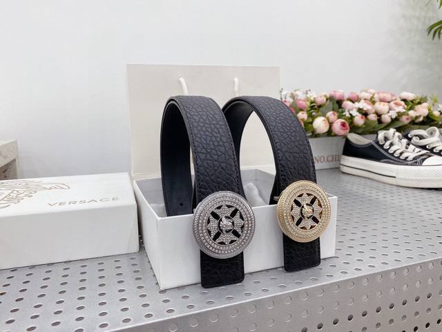 范思哲 皮带 这款扣头奢华钻搭配 好评又百搭！！ 宽度3.8 男士必入 纯牛皮 原版五金 超实用哦！ 原单渠道货哦！ 质量你懂！ 全套包装礼盒！