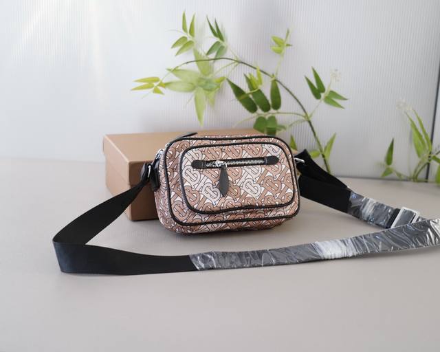 巴宝莉 官网同步 高版本 单肩斜挎背包 经典不过时之作 原单布料材质 手感细腻 深度防水耐磨 非市面普通货 低调奢华 完全不浮夸的款式 日常又时髦 配全套包装礼