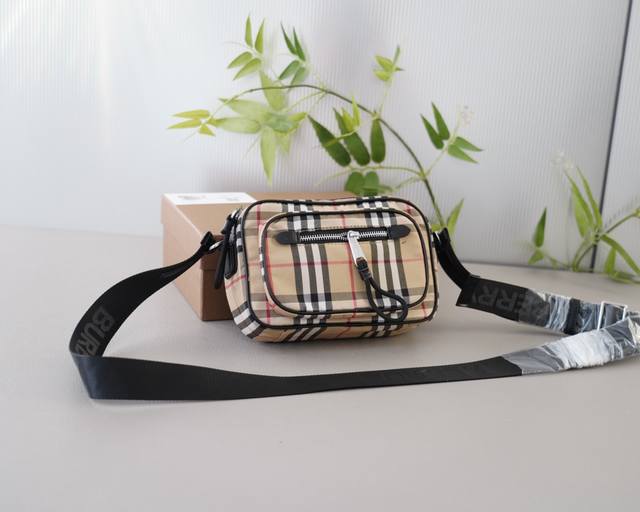 巴宝莉 官网同步 高版本 单肩斜挎背包 经典不过时之作 原单布料材质 手感细腻 深度防水耐磨 非市面普通货 低调奢华 完全不浮夸的款式 日常又时髦 配全套包装礼