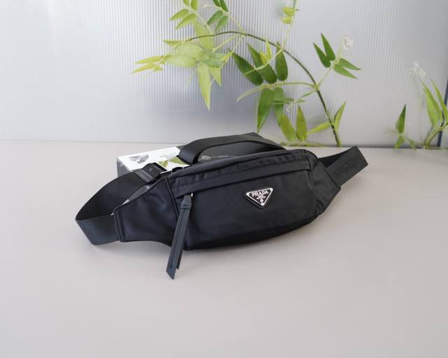 普拉达 官网同步 高版本 腰包 永恒不过时的标志性产品 纯原单布料 顶级五金制作 非市面普通版本 今年prada最爱的款式 全部实拍 实用性非常高 完全不用担心