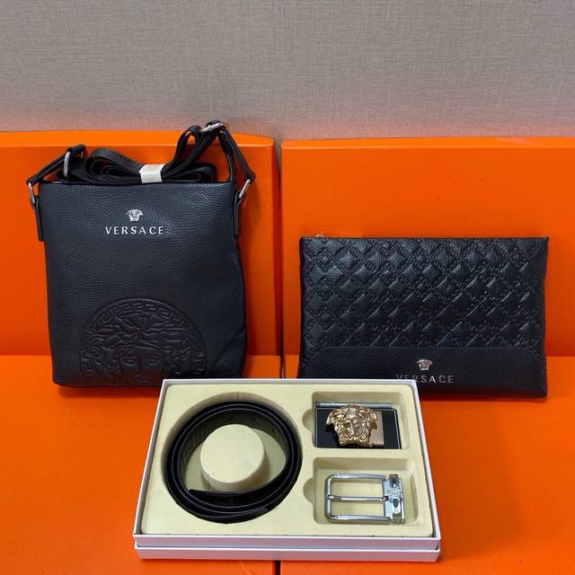 范思哲versace 头层皮质组合礼盒包装腰带俩款包包超级组合 公文包包是很实用的选择。手提包日常是非常适合的。 双扣皮带：头层皮质带身搭配3.5Cm广州原版扣