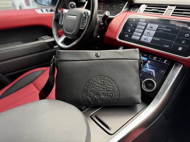 高端货 新款 “ Versace ”范思哲单肩包范思哲头层牛皮邮差包 进口配牛皮面料retro 老花logo 皮革徽标。高清五金logo标志、内里隔层！专用内里