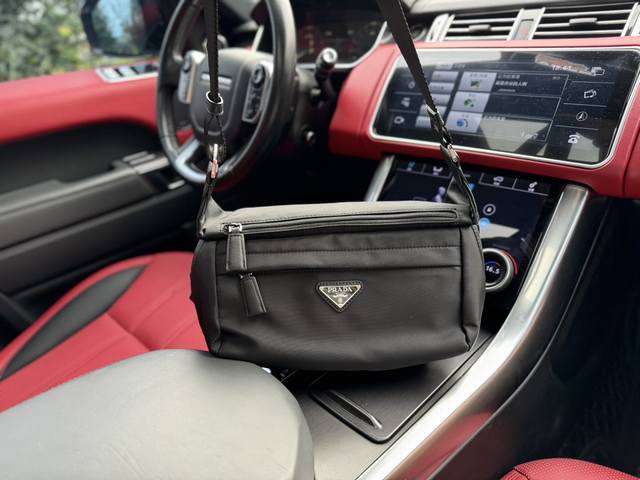 高端货 “Prada 普拉达”单肩包 Prada普拉达单肩包 Prada普拉达 两个外部拉链式口袋 Re-Nylon再生尼龙saffiano皮革 单肩包 男款