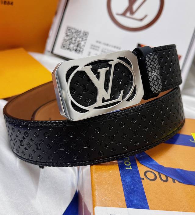 皮带：Lv..路易..威登顶级复刻. 腰带：原单品质百分百头层牛皮，保证真皮。雕花镂空工艺.真空电镀.永不掉色.24K纯钢扣纯手工编织系列双面可用专柜同等质量，
