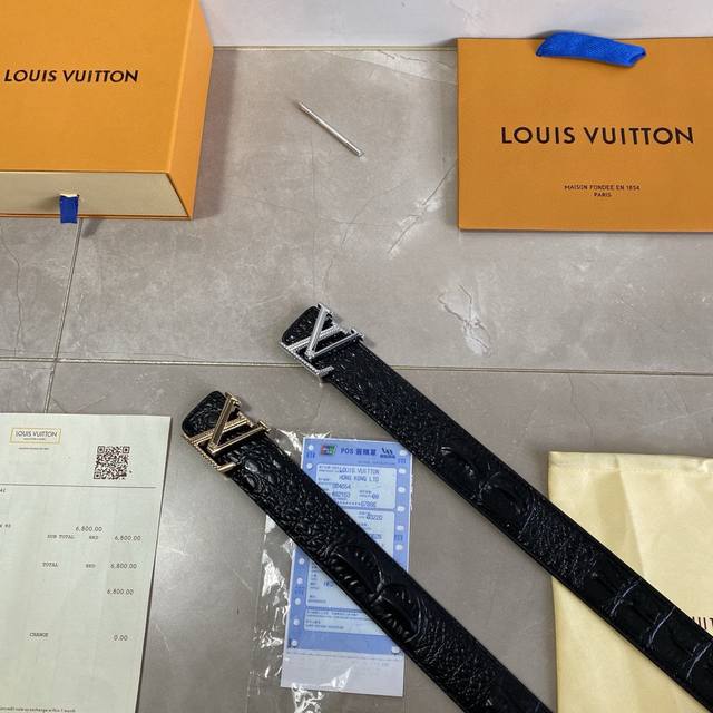 品牌：Lv路易威登 等级：男士皮带.定制头层牛皮.双面可用。油边精致、官网同步新款 配专柜全套包装 送打眼针 长度不裁剪 扣头：广州原版扣 长度：100 125