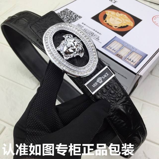 品牌：范思哲.Versace原单 型号：请认准如图专柜正品包装 等级：意大利进口百分百头层牛皮，鳄鱼骨纹。Versace.范思哲。世界著名奢侈品品牌。进口头层牛