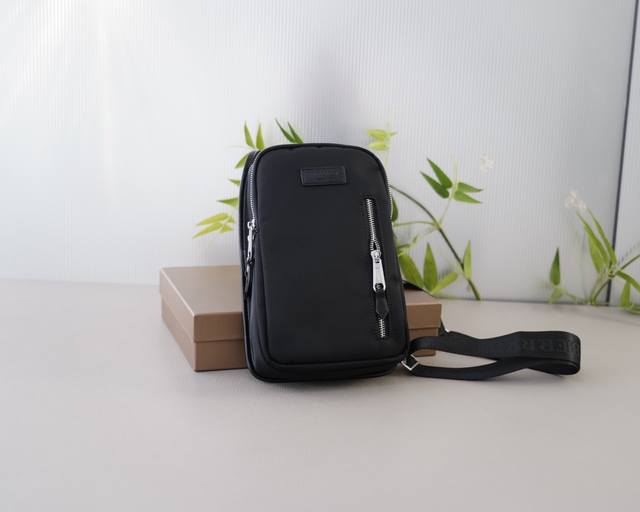 巴宝莉 官网同步 高版本 胸包 永恒不过时的标志性产品 纯原单布料 顶级五金制作 非市面普通版本 今年burberry最爱的款式 全部实拍 实用性非常高 完全不