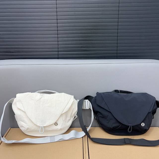 Lululemon 露露乐蒙 尼龙运动腰包 胸包斜挎包 男女同款情侣款 采用精湛镶嵌细工,经典百搭 实物拍摄 原厂原版面料 配送防尘袋 18 X 32Cm。 Lululemon 露露乐蒙 尼龙运动腰包 胸包斜挎包 男女同款情侣款 采用精湛镶嵌细工,经典百搭 实物拍摄 原厂原版面料 配送防尘袋 18 X 32Cm。