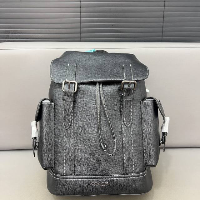 Coach 蔻驰 Hudson翻盖抽绳双肩包 男女通用背包 登山包 书包 经典百搭 采用精湛镶嵌细工，实物拍摄 原厂原版面料 配送防尘袋 40 X 30 Cm。