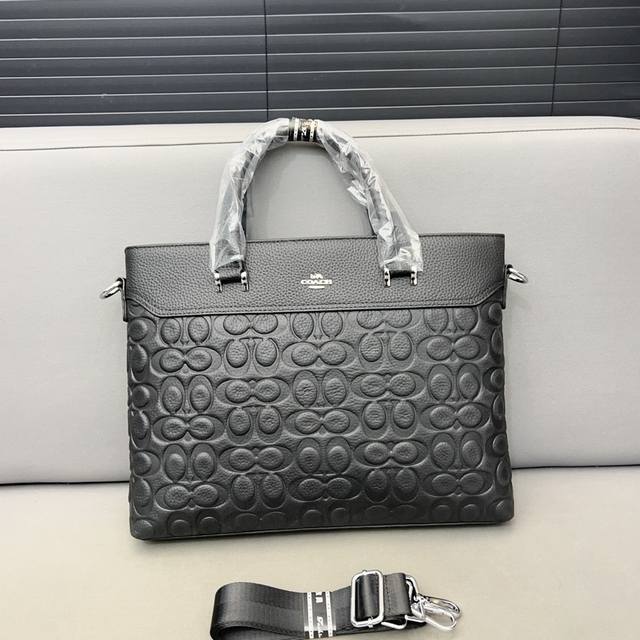 Coach 蔻驰 新款牛皮男包公文包 手提包 电脑包 采用精湛镶嵌细工 经典百搭 实物拍摄 原厂原版面料 配送防尘袋 29 X 39 Cm。