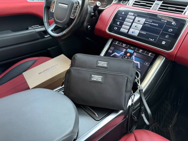 高端货 最新款 “ Burberry ”巴宝莉手拿包 本款 Alpha 邮差包放大演绎品牌经典。为其渲染渐变色彩。个人物品轻松随行，博柏利男士防泼水手拿包。舒适