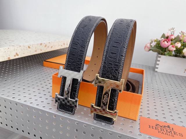 Hermès爱马仕经典元素,正反两面呈现不同色调,扣头金属工艺,经手工打磨而成,环绕细节,定格精彩瞬间。38Mm. Hermès爱马仕经典元素,正反两面呈现不同色调,扣头金属工艺,经手工打磨而成,环绕细节,定格精彩瞬间。38Mm.