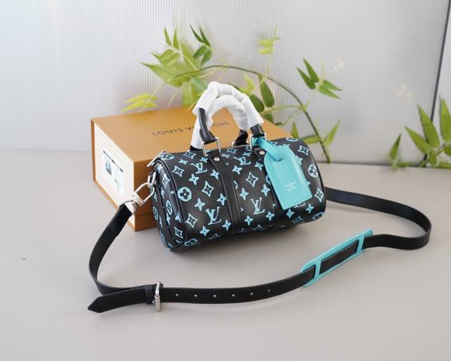 路易威登 官网同步 高版本 斜挎单肩背包 永恒不过时的标志性产品 纯原单牛皮 顶级五金制作 非市面普通版本 今年lv最爱的款 全部实拍 实用性非常高 完全不用担