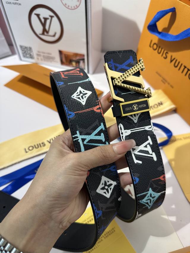 品名：Lv..路易..威登原单皮带 材质：原单牛皮腰带，百分百头层牛皮腰带保证真皮，24K纯钢扣，俏皮的涂鸦彩绘工艺，时尚潮流，专柜原单品质、做工精细，时尚大牌
