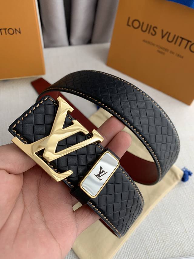 品名： Lv..路易..威登原单 型号：经典挂扣，纯钢材质扣头，图片实物拍摄 材料：头层牛皮，挂扣系列，纯钢质扣头，钯镀电镀工艺永不掉色。黑色头层牛皮压格纹带身