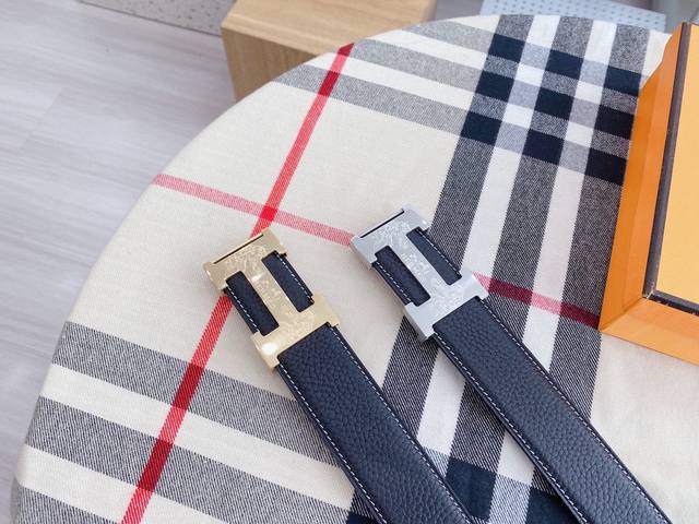 爱马仕 原单专柜新款扣头搭配双面进口皮腰带鳄鱼纹新工艺 提升了皮带本身的档次带头亮面工艺 精钢打磨 不褪色宽度3.8工艺精湛结合原单支持验货！ 附带原版包装