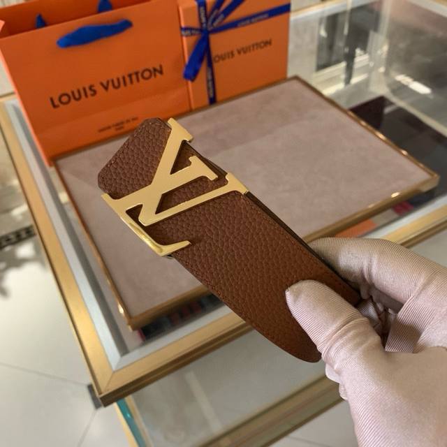 宽度4.0Cm L V 路易 進口荔枝紋雙面可用 搭配經典扣 扣頭金色 银色 枪色可選 原版搭配。 宽度4.0Cm L V 路易 進口荔枝紋雙面可用 搭配經典扣 扣頭金色 银色 枪色可選 原版搭配。