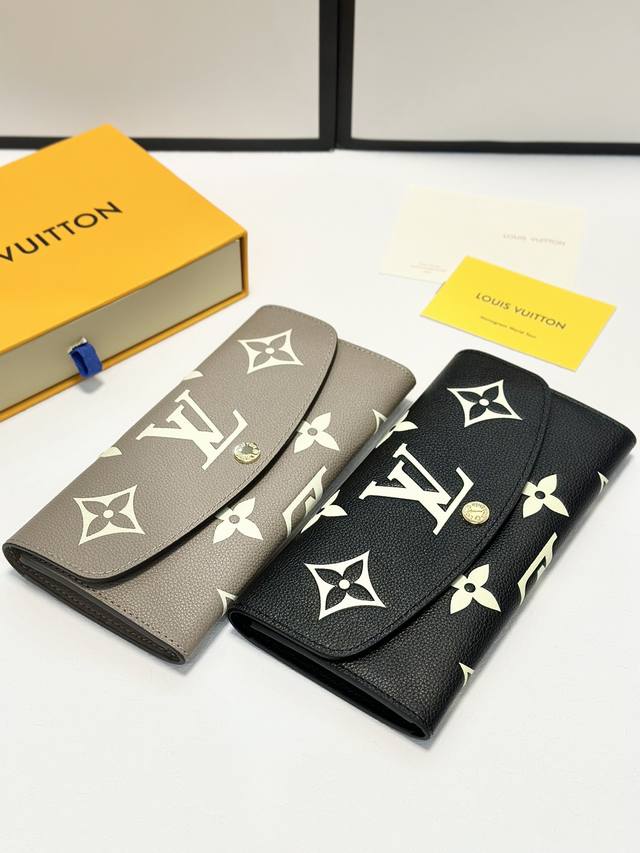 颜色 黑 灰尺寸 19X10Crafty 配饰、皮具和成衣系列推出特别款 以 Monogram Empreinte 皮革展现 Monogram 图案的醒目一面, 颜色 黑 灰尺寸 19X10Crafty 配饰、皮具和成衣系列推出特别款 以 Monogram Empreinte 皮革展现 Monogram 图案的醒目一面,