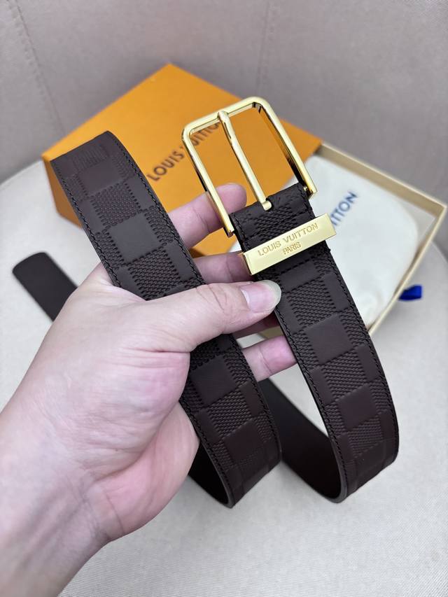 Lv路易男士 宽度3.5Cm 简单大方 精品五金 双面进口皮 佩戴效果非常不错 送礼自用最佳推荐