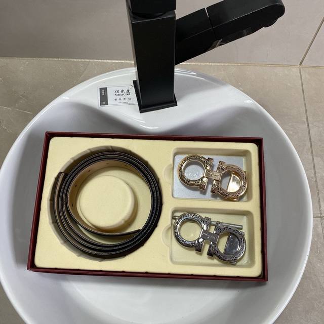 菲拉格慕ferragamo精品款 ☆双扣礼盒套装 含礼盒 专柜有售 菲拉格慕专柜在售正品 此款采用双面头层牛皮制作 油边细致、长度剪裁。正品开模 搭配广州原版扣