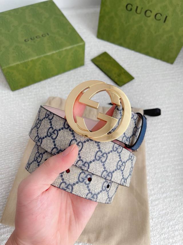 古奇 4.0Cm印花进口防水面料，内衬原版皮底。配以经典互扣式双色gg铜金属扣头，腰带原单品质，专柜同款皮带。