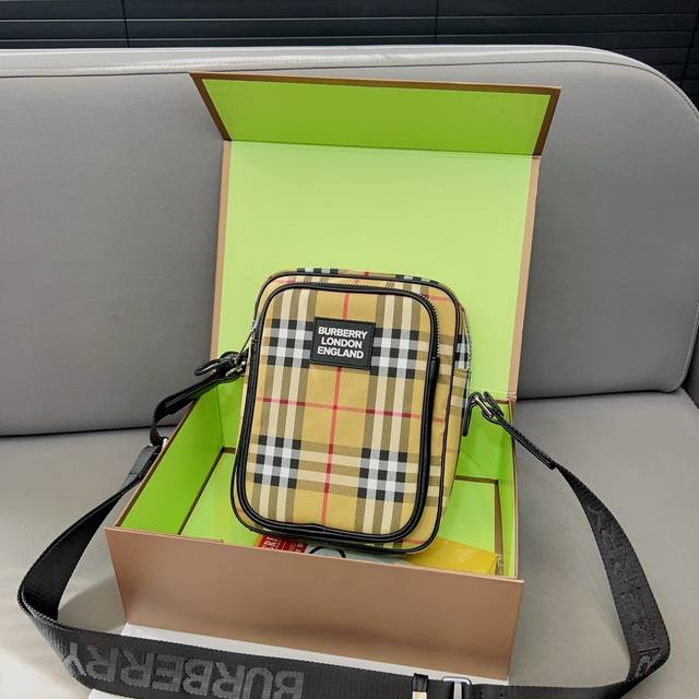 Burberry 巴宝莉 相机包 Vintage格子纹 单肩包 男女通用斜挎包 经典logo搭配原厂工艺材质 休闲百搭斜挎包 采用精湛镶嵌细工，实物拍摄 原厂原