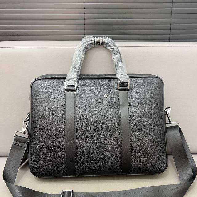 Montblanc 万宝龙 牛皮男包公文包 手提包 电脑包 采用精湛镶嵌细工 经典百搭 实物拍摄 原厂原版面料 配送防尘袋 28 X 38 Cm。