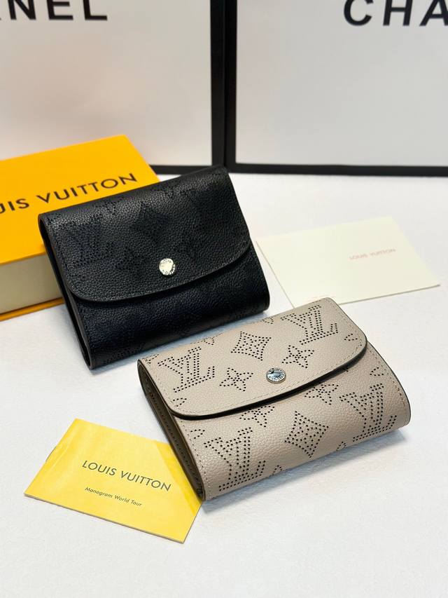 颜色 黑 卡其尺寸 11X8X2.5小巧玲珑却极为实用,身材小巧,轻松收入包袋甚至衣袋之中 颜色 黑 卡其尺寸 11X8X2.5小巧玲珑却极为实用,身材小巧,轻松收入包袋甚至衣袋之中