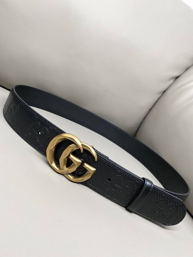 Gucci 古琦 4.0寬marmont系列印花压纹皮革腰带 Guccio Gucci字母交织图案巧妙融入纹理和材质变化，以印花压纹形式点缀在这款腰带的黑色皮革