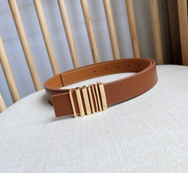 Loewe 罗意威 专柜最新同款腰带 选用光滑牛皮革腰带 配有亮面loewe几何腰带扣五孔调节 卓越的工艺 个性的造型 精美的材质 宽:2.8 Loewe 罗意威 专柜最新同款腰带 选用光滑牛皮革腰带 配有亮面loewe几何腰带扣五孔调节 卓越的工艺 个性的造型 精美的材质 宽:2.8